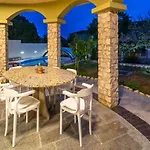 Charming Rea With Heated Pool