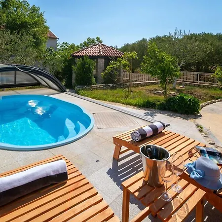 Charming Rea With Heated Pool
