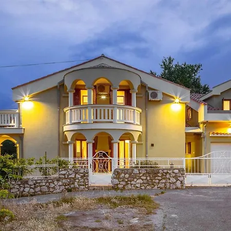 Villa Charming Rea With Heated Pool