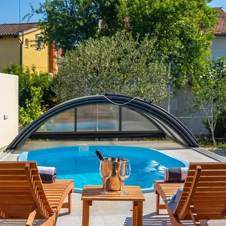 Charming Rea With Heated Pool