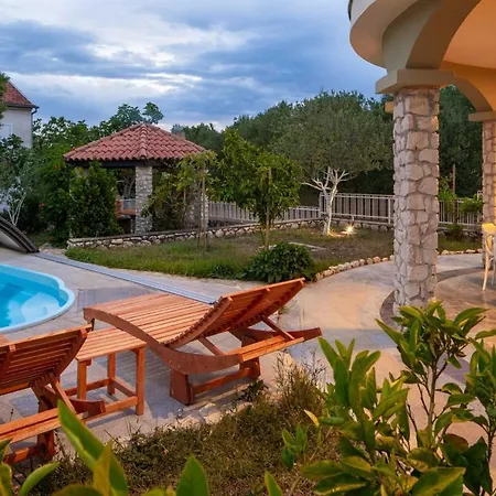 Charming Rea With Heated Pool Villa