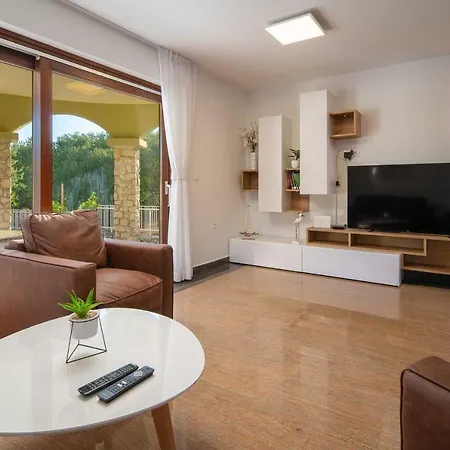 Charming Rea With Heated Pool Villa