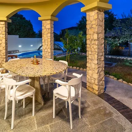 Charming Rea With Heated Pool