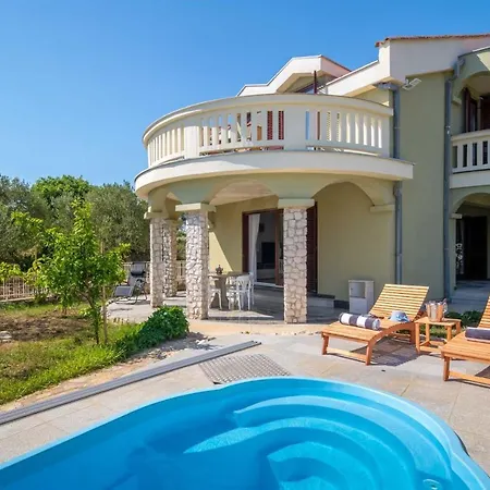 Charming Rea With Heated Pool *