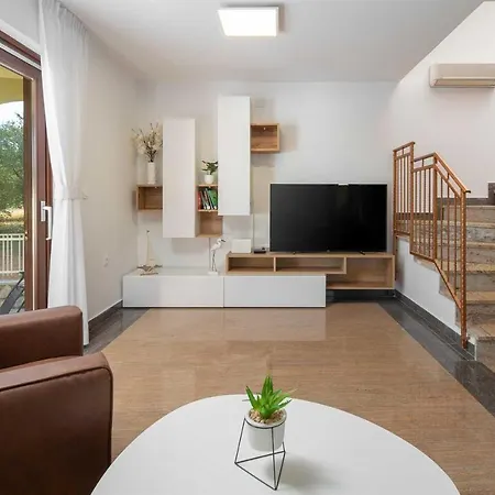 Villa Charming Rea With Heated Pool