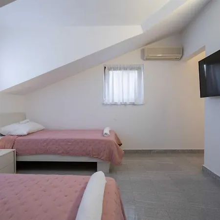 Villa Charming Rea With Heated Pool *