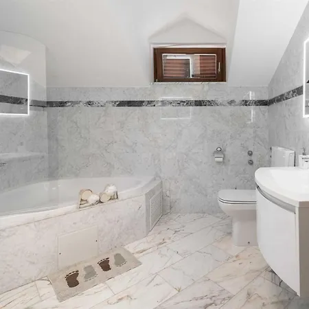Charming Rea With Heated Pool Villa *