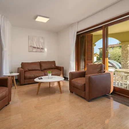 Charming Rea With Heated Pool