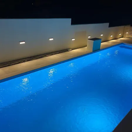 Villa Charming Rea With Heated Pool Sveti Filip i Jakov