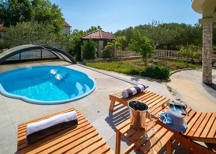 Charming Rea With Heated Pool