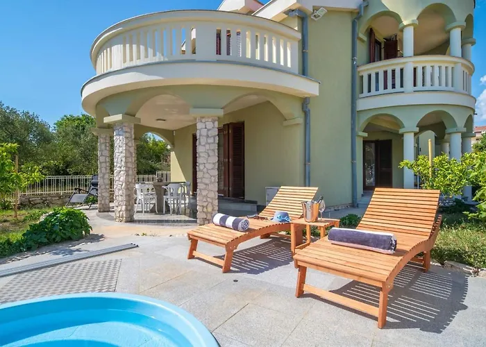 Charming Rea With Heated Pool Villa