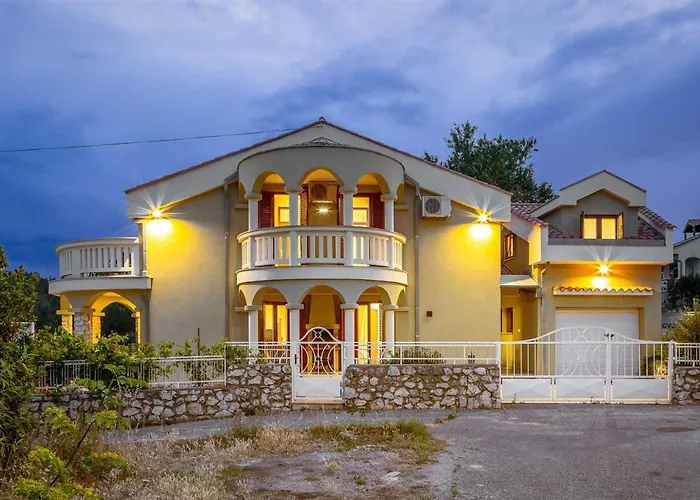 Βίλα Charming Rea With Heated Pool