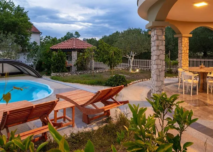 Charming Rea With Heated Pool Villa