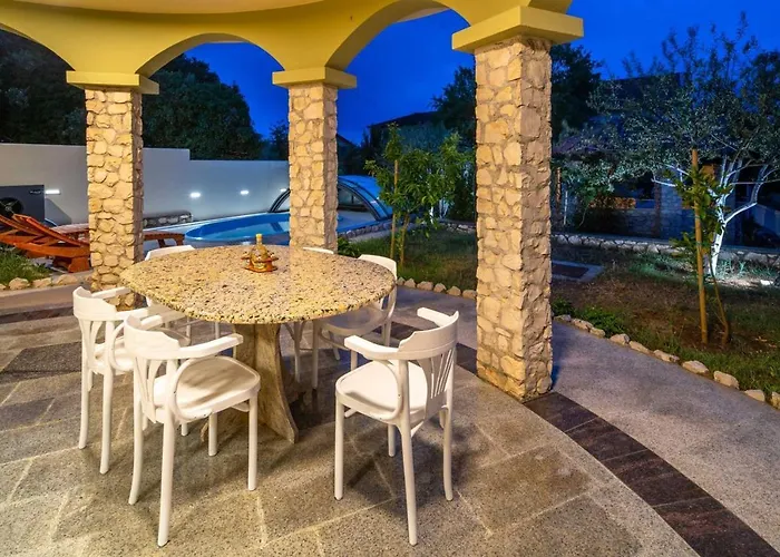 Charming Rea With Heated Pool