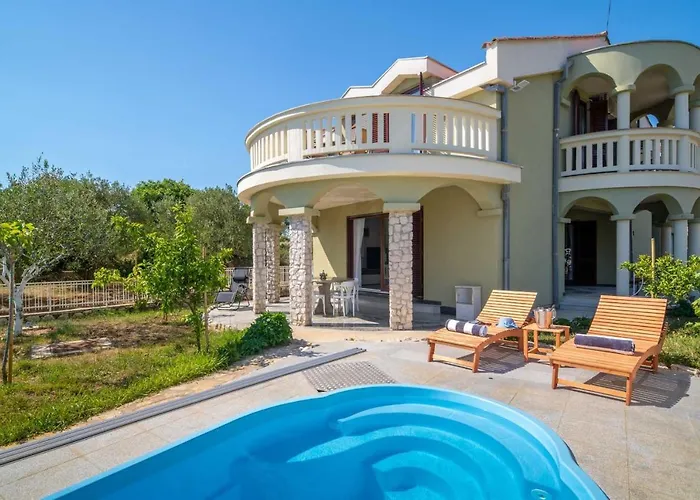 Charming Rea With Heated Pool *