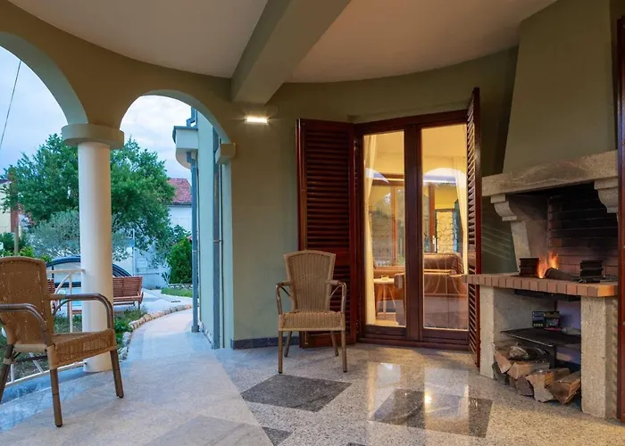 Charming Rea With Heated Pool