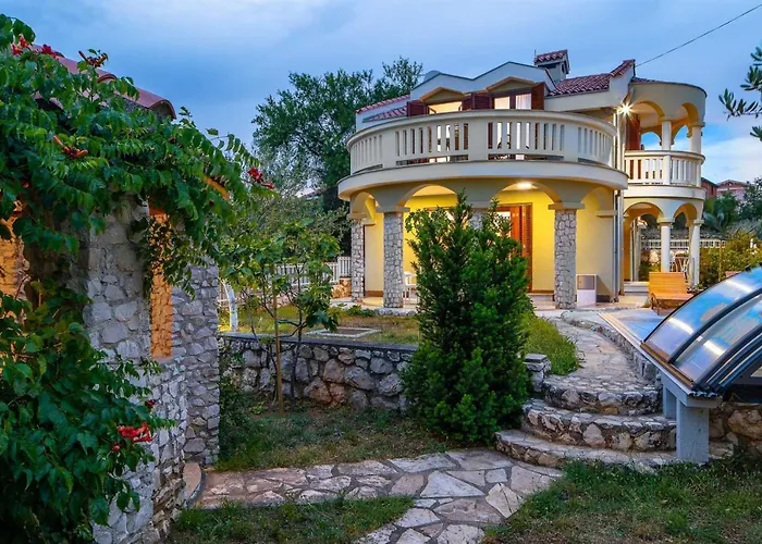 Charming Rea With Heated Pool Villa *
