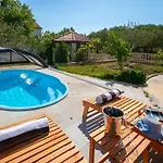 Charming Rea With Heated Pool