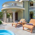 Charming Rea With Heated Pool 别墅