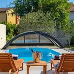 Charming Rea With Heated Pool