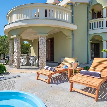 Charming Rea With Heated Pool Villa