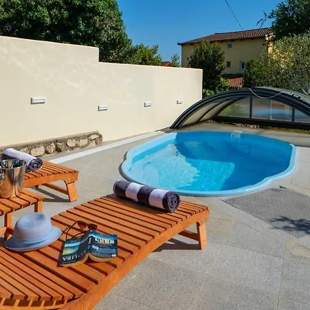 Villa Charming Rea With Heated Pool Sveti Filip i Jakov