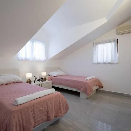 Charming Rea With Heated Pool Sveti Filip i Jakov