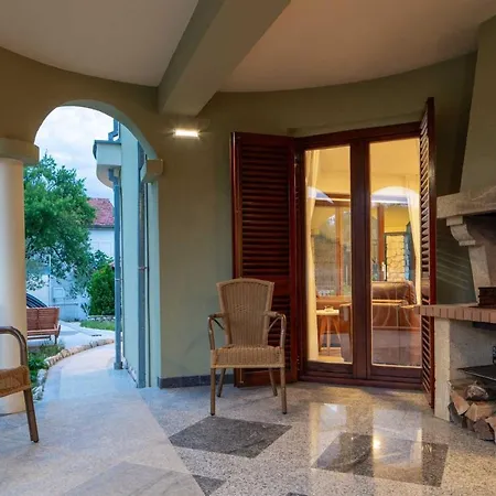 Charming Rea With Heated Pool