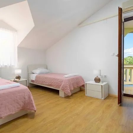 Charming Rea With Heated Pool Sveti Filip i Jakov