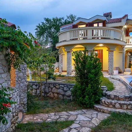 Charming Rea With Heated Pool Vila *