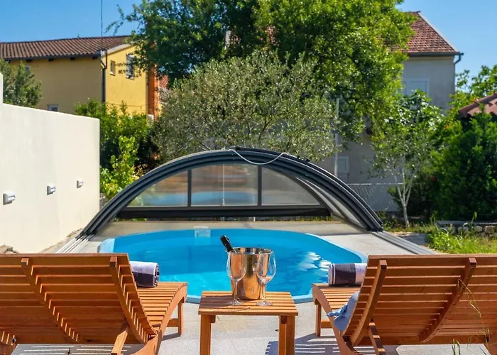 Charming Rea With Heated Pool