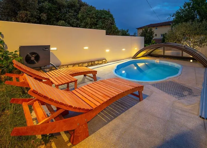 Charming Rea With Heated Pool Vila *