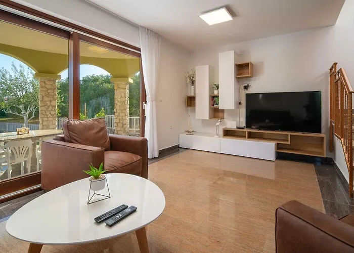 Charming Rea With Heated Pool Vila
