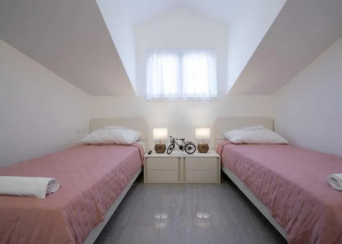 Charming Rea With Heated Pool Vila