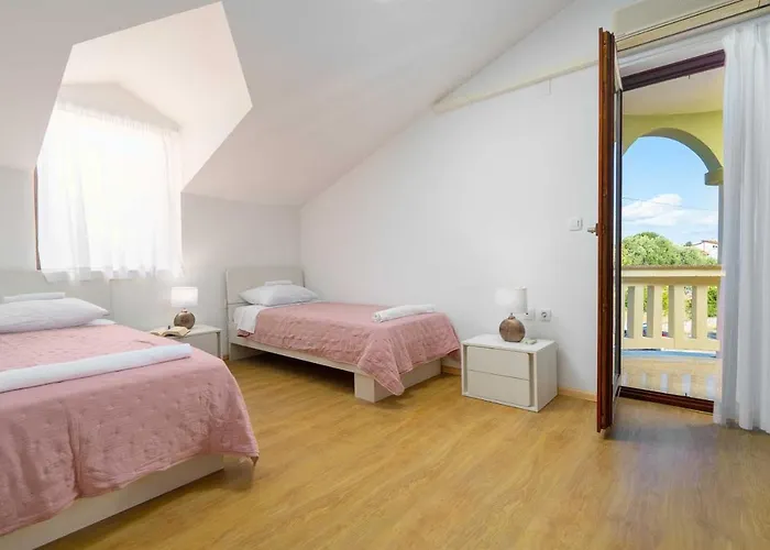 Charming Rea With Heated Pool Sveti Filip i Jakov