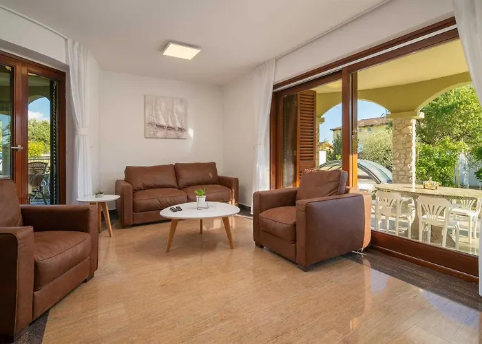 Charming Rea With Heated Pool