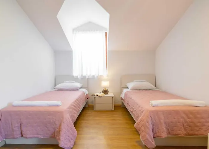 Villa Charming Rea With Heated Pool Sveti Filip i Jakov